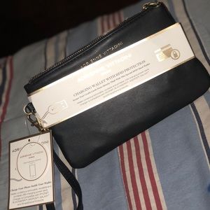 Charging Wristlet/Wallet w RFID Protection